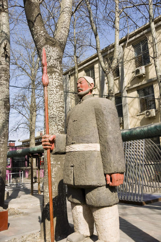 东方人,一个人,无人,家,站,竖图,室外,白天,仰视,制服,度假,竞争,美景,树林,植物,窗户,城市风光,城市,帽子,北京,中国,亚洲,仅一个男性,仅一个人,对抗,握,阴影,冲突,光线,影子,房屋,墙,屋子,景观,公寓,首都,拿,拿着,注视,黄种人,破坏,娱乐,洋房,楼房,玻璃窗,墙壁,墙面,住宅,树,树木,仅一个年轻男性,衣服,蓝色,绿色,蓝天,天空,阳光,自然,天,观察,看,站着,享受,休闲,武器,景色,放松,战争,握着,生长,晴朗,成长,观看,军人,损坏,察看,军装,攻击,威胁,对立,关注,矛盾,兵器,军服,防御,东亚,万里无云,中华人民共和国,北京市,京,北平,华北地区,朝阳区,敌对,挫败,斗争,抗拒,抗衡,杀伤,威慑,危险,男人,男性,年轻男性,亚洲人,晴空,晴空万里,站立,半身,彩图,低角度拍摄,房子,798艺术区,北京798艺术区,大山子,大山子艺术区,酒仙桥街道