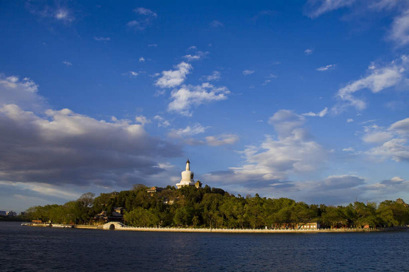 无人,公园,横图,室外,白天,仰视,旅游,度假,湖,湖泊,名胜古迹,树林,水,植物,标志建筑,地标,建筑,北海公园,北京,中国,亚洲,阴影,遗迹,光线,影子,湖面,水流,水面,云,云朵,塔,首都,云彩,古迹,文物,娱乐,建设,古建筑,宝塔,白塔,佛塔,树,树木,蓝色,绿色,白云,蓝天,天空,阳光,自然,湖水,天,享受,休闲,旅游胜地,放松,生长,晴朗,成长,古文明,东亚,中华人民共和国,北京市,京,北平,华北地区,北京北海公园,浮图,浮屠,晴空,彩图,低角度拍摄,塔婆,浮图塔,浮头,佛图,北海白塔,琼华岛