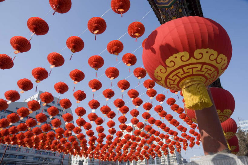 无人,横图,室外,白天,仰视,度假,美景,城市风光,城市,照明,北京,中国,春节,亚洲,一排,许多,吊挂,悬挂,阴影,节日,庆祝,整齐,并列,并排,光线,灯笼,影子,纸灯笼,景观,庙会,首都,很多,挂,文化,娱乐,排列,红色,蓝色,蓝天,天空,阳光,绳子,灯具,天,祈祷,庆典,享受,休闲,健康,景色,放松,许愿,宗教,信仰,晴朗,纪念,绳索,祈求,照亮,照明设备,队列,平行,东亚,万里无云,中华人民共和国,北京市,京,北平,华北地区,地坛,地坛公园,方泽坛,平安,晴空,晴空万里,彩图,低角度拍摄,庙市,节场,地坛庙会,地坛文化庙会