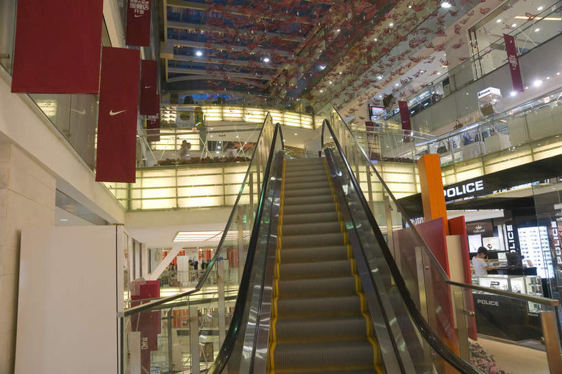 无人,商店,横图,室内,白天,仰视,购物,度假,消费,美景,窗户,天花板,城市风光,超市,城市,电梯,商场,北京,中国,亚洲,电动扶梯,墙,景观,自动扶梯,运输工具,首都,娱乐,玻璃窗,墙壁,墙面,享受,休闲,景色,放松,金融,百货,选购,贸易,百货公司,东亚,中华人民共和国,北京市,京,北平,华北地区,西城区,西单,血拼,彩图,低角度拍摄,购物商场,购物中心,商业中心,扶手电梯,升降设备,运输带,自动行人电梯,电扶梯,西单商业街