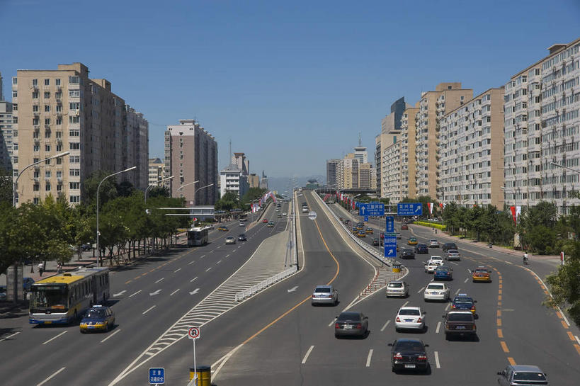 无人,家,横图,俯视,室外,白天,旅游,度假,美景,植物,窗户,城市风光,城市,道路,建筑,路,指示牌,公路,公共汽车,北京,中国,亚洲,许多,阴影,光线,标志,路标,影子,房屋,墙,屋子,景观,公寓,巴士,公交车,交通,首都,很多,娱乐,标识,建设,洋房,楼房,路牌,玻璃窗,墙壁,墙面,住宅,车,树,树木,蓝色,绿色,蓝天,天空,阳光,自然,交通工具,轿车,天,享受,休闲,景色,放松,生长,晴朗,成长,载具,长安街,东亚,万里无云,中华人民共和国,北京市,京,北平,华北地区,晴空,晴空万里,马路,彩图,高角度拍摄,房子,神州第一街