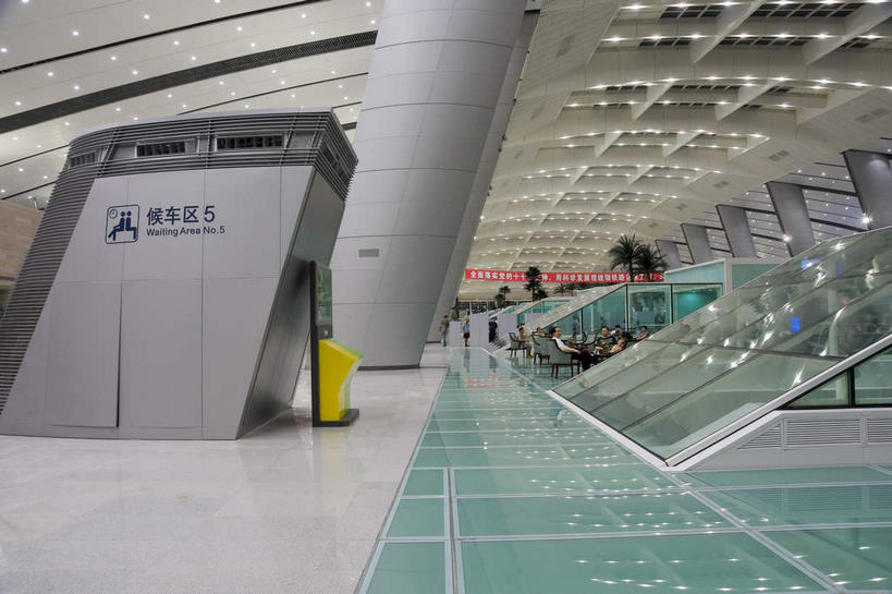 无人,火车站,横图,室内,白天,正面,旅游,度假,天花板,标志建筑,地标,电梯,建筑,车站,照明,北京,中国,亚洲,瓷砖,地砖,电动扶梯,墙,灯光,地面,自动扶梯,站台,运输工具,首都,娱乐,建设,顶灯,月台,墙壁,墙面,灯,灯具,享受,休闲,旅游胜地,放松,照亮,照明设备,东亚,中华人民共和国,北京市,京,北平,华北地区,彩图,铁路车站,铁路站,扶手电梯,升降设备,运输带,自动行人电梯,北京南站,电扶梯