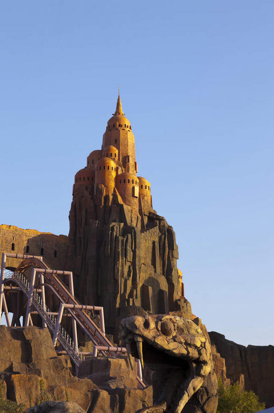 无人,游乐园,竖图,室外,白天,仰视,度假,美景,城市风光,城市,游乐场,北京,中国,亚洲,阴影,光线,影子,堡垒,城堡,景观,首都,娱乐,蓝色,蓝天,天空,阳光,天,享受,休闲,景色,放松,晴朗,要塞,欢乐谷,东亚,万里无云,中华人民共和国,北京市,京,北平,华北地区,朝阳区,乐园,主题公园,设防,晴空,晴空万里,彩图,低角度拍摄,人造公园,主题乐园,北京欢乐谷