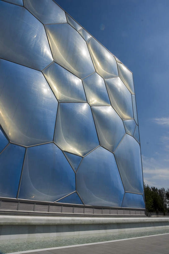 无人,体育馆,公园,运动场,竖图,室外,白天,仰视,锻炼,旅游,度假,快乐,比赛,运动,竞争,植物,标志建筑,地标,建筑,北京,中国,亚洲,阴影,光线,影子,墙,云,云朵,首都,云彩,娱乐,建设,体育场,墙壁,墙面,树,树木,蓝色,绿色,白云,蓝天,天空,阳光,自然,天,享受,休闲,旅游胜地,奥林匹克,奥运,放松,生长,晴朗,成长,体育运动,东亚,中华人民共和国,北京市,京,北平,华北地区,朝阳区,运动馆,体育,晴空,彩图,低角度拍摄,健身,北京奥林匹克公园,奥运会,奥林匹克运动,北京奥运会,国家游泳中心,水立方,2008年北京奥运会