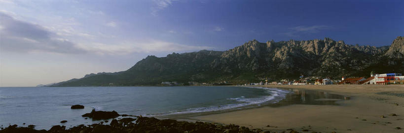 无人,家,横图,全景,室外,白天,正面,旅游,度假,海浪,海洋,石头,美景,沙滩,山,山脉,树林,天际线,植物,青岛,中国,亚洲,许多,阴影,光线,沙子,石子,影子,房屋,屋子,海岸,景观,浪花,山峰,云,云朵,沙地,山峦,很多,云彩,娱乐,山东,楼房,住宅,树,树木,蓝色,绿色,白云,蓝天,天空,阳光,自然,海水,群山,天,享受,休闲,景色,放松,生长,晴朗,成长,自然风光,海景,东亚,山东省,中华人民共和国,华东地区,鲁,青岛市,大海,风浪,海,海水的波动,海滩,近岸浪,石块,岩石,涌浪,晴空,彩图,房子,劳山,牢山,崂山,崂山区