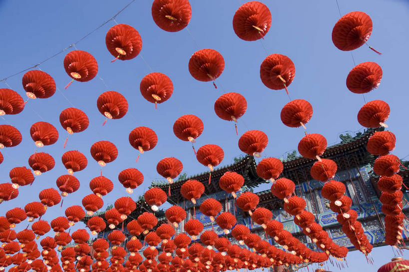 无人,横图,室外,白天,仰视,度假,美景,城市风光,城市,照明,北京,中国,春节,亚洲,一排,许多,吊挂,悬挂,阴影,节日,庆祝,整齐,并列,并排,光线,灯笼,影子,纸灯笼,景观,庙会,首都,很多,挂,文化,娱乐,排列,红色,蓝色,蓝天,天空,阳光,绳子,灯具,天,祈祷,庆典,享受,休闲,健康,景色,放松,许愿,宗教,信仰,晴朗,纪念,绳索,祈求,照亮,照明设备,队列,平行,东亚,万里无云,中华人民共和国,北京市,京,北平,华北地区,地坛,地坛公园,方泽坛,平安,晴空,晴空万里,彩图,低角度拍摄,庙市,节场,地坛庙会,地坛文化庙会