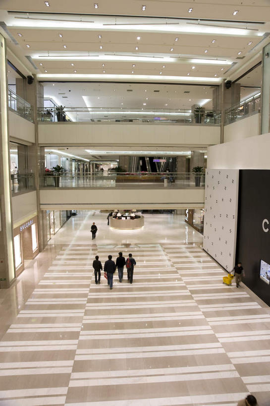 东方人,商店,走,竖图,俯视,室内,白天,购物,度假,消费,美景,天花板,城市风光,超市,城市,商场,北京,中国,亚洲,五个人,服装,瓷砖,地砖,墙,景观,走道,走廊,过道,地面,首都,许多人,休闲装,黄种人,娱乐,墙壁,墙面,衣服,一群人,享受,休闲,休闲服,景色,放松,金融,百货,服饰,选购,贸易,百货公司,东亚,中华人民共和国,北京市,京,北平,华北地区,朝阳区,血拼,男人,男性,年轻男性,年轻女性,女人,女性,亚洲人,步行,散步,走路,彩图,高角度拍摄,全身,购物商场,购物中心,商业中心,建国路,北京新光天地百货,新光天地