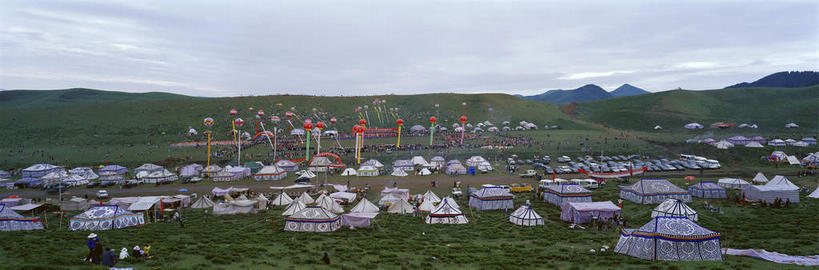无人,横图,全景,俯视,室外,白天,旅游,度假,游戏,草地,草原,美景,山,山脉,天际线,植物,城市风光,城市,玩具,中国,亚洲,许多,阴影,漂浮,光线,影子,帐篷,塑料,景观,旷野,山峰,云,云朵,山峦,很多,玩,云彩,娱乐,草,蓝色,绿色,白云,蓝天,天空,阳光,气球,塑料制品,群山,天,享受,休闲,充气玩具,橡胶,景色,放松,益智,晴朗,活动,漂流,发泄,消遣,智力,原野,露营,野营,橡胶制品,东亚,甘肃,甘肃省,宿营,中华人民共和国,宣泄,流浪,西北地区,甘,甘南,甘南州,流落,流散,漂泊,飘泊,飘流,晴空,玩耍,嬉戏,彩图,高角度拍摄
