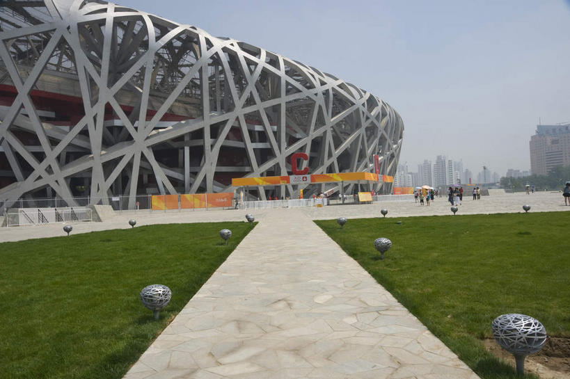 无人,体育馆,公园,运动场,横图,室外,白天,正面,旅游,度假,草地,草坪,植物,标志建筑,道路,地标,建筑,路,北京,中国,亚洲,阴影,光线,鸟巢,影子,柱子,墙,小路,交通,首都,娱乐,建设,体育场,墙壁,墙面,草,蓝色,绿色,蓝天,天空,阳光,天,享受,休闲,旅游胜地,放松,晴朗,东亚,国家体育场,万里无云,中华人民共和国,北京市,京,北平,华北地区,朝阳区,运动馆,晴空,晴空万里,彩图,北京奥林匹克公园,北京国家体育场,北京奥林匹克体育场