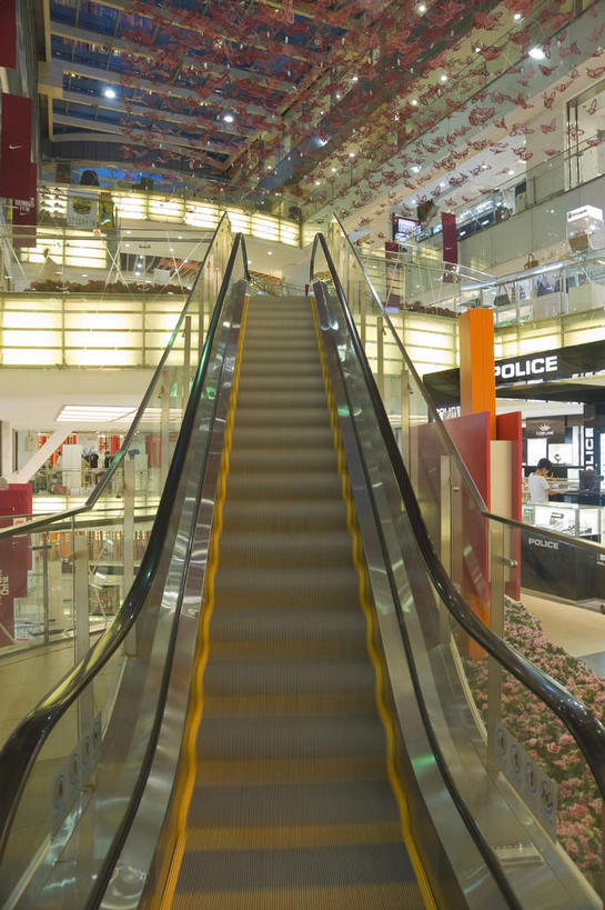 无人,商店,竖图,室内,白天,仰视,购物,度假,消费,美景,窗户,天花板,城市风光,超市,城市,电梯,商场,北京,中国,亚洲,电动扶梯,墙,景观,自动扶梯,运输工具,首都,娱乐,玻璃窗,墙壁,墙面,享受,休闲,景色,放松,金融,百货,选购,贸易,百货公司,东亚,中华人民共和国,北京市,京,北平,华北地区,西城区,西单,血拼,彩图,低角度拍摄,购物商场,购物中心,商业中心,扶手电梯,升降设备,运输带,自动行人电梯,电扶梯,西单商业街