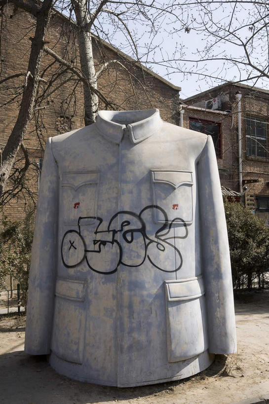 无人,家,竖图,室外,白天,正面,度假,美景,树林,植物,城市风光,城市,雕塑,北京,中国,亚洲,阴影,艺术,装饰,光线,雕刻,雕像,影子,房屋,屋子,景观,首都,娱乐,楼房,住宅,树,树木,一个,蓝色,绿色,蓝天,天空,阳光,自然,工艺品,天,享受,休闲,景色,放松,生长,晴朗,单个,成长,纪念,美术,主题,陈列,东亚,万里无云,中华人民共和国,北京市,京,北平,华北地区,朝阳区,功能,美学,晴空,晴空万里,彩图,房子,798艺术区,北京798艺术区,大山子,大山子艺术区,酒仙桥街道