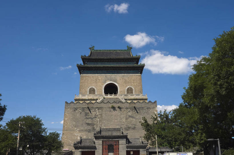 无人,横图,室外,白天,仰视,旅游,度假,名胜古迹,树林,植物,标志建筑,地标,建筑,路灯,照明,北京,中国,亚洲,阴影,遗迹,光线,瓦片,影子,墙,屋檐,云,云朵,拱门,钟楼,灯光,首都,云彩,古迹,文物,娱乐,建设,城墙,古建筑,檐,墙壁,墙面,灯,树,树木,蓝色,绿色,白云,蓝天,天空,阳光,自然,天,享受,休闲,旅游胜地,放松,城楼,生长,晴朗,成长,坚硬,照亮,照明设备,防御,古文明,东亚,中华人民共和国,北京市,京,北平,华北地区,西城区,门楼,坚固,晴空,彩图,低角度拍摄,北京钟楼,地安门外大街