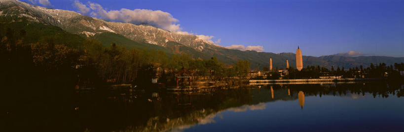 无人,横图,全景,室外,白天,正面,旅游,度假,湖,湖泊,美景,森林,山,山脉,树林,水,天际线,植物,大理,中国,亚洲,阴影,光线,影子,湖面,景观,山峰,水流,水面,云,云朵,塔,山峦,云彩,娱乐,宝塔,云南,佛塔,树,树木,蓝色,绿色,白云,倒影,蓝天,天空,阳光,自然,湖水,群山,天,享受,休闲,景色,放松,生长,晴朗,成长,倒映,自然风光,东亚,云南省,中华人民共和国,西南地区,崇圣寺,崇圣寺三塔,滇,大理州,大理白族自治州,浮图,浮屠,反照,晴空,彩图,塔婆,浮图塔,浮头,佛图,大理崇圣寺,大理三塔,三塔,云南崇圣寺三塔