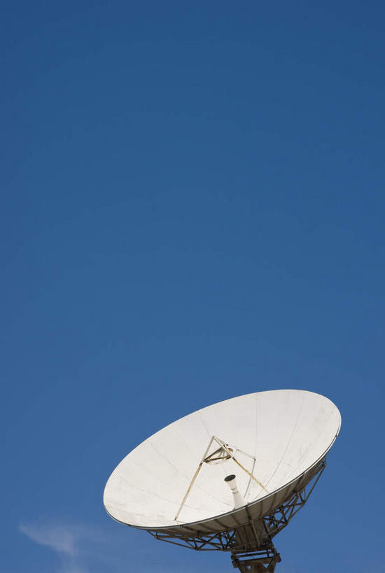无人,竖图,室外,特写,白天,仰视,通讯,天线,雷达,卫星,阴影,光线,影子,云,云朵,云彩,一个,蓝色,白色,白云,蓝天,天空,阳光,天,通信,晴朗,单个,信号,无线电,电子设备,卫星天线,卫星通信,卫星信号,传感器,晴空,彩图,低角度拍摄,电磁波