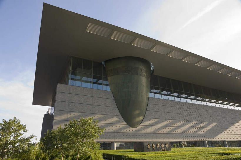 无人,博物馆,横图,室外,白天,仰视,旅游,度假,植物,窗户,标志建筑,地标,建筑,北京,中国,亚洲,阴影,环保,研究,光线,影子,墙,云,云朵,防护,首都,教育,云彩,娱乐,建设,玻璃窗,墙壁,墙面,树,树木,蓝色,绿色,白云,蓝天,天空,阳光,自然,天,享受,休闲,旅游胜地,放松,生长,晴朗,成长,展览,美好,美妙,欣赏,间隔,陈列,长安街,东亚,中华人民共和国,北京市,京,北平,华北地区,美观,雅观,典藏,绿篱,生篱,树篱,植篱,晴空,彩图,低角度拍摄,神州第一街,首都博物馆,首都博物馆新馆