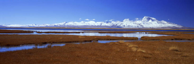 无人,横图,全景,室外,白天,正面,旅游,度假,湖,湖泊,石头,美景,山,山脉,水,天际线,峡谷,雪,雪山,植物,大雪,中国,亚洲,阴影,枯萎,光线,纹路,石子,纹理,影子,冰,湖面,积雪,景观,山峰,水流,水面,雪景,云,云朵,冬季,冬天,枯草,山谷,山峦,云彩,娱乐,西藏,草,黄色,蓝色,白云,倒影,蓝天,天空,阳光,自然,湖水,群山,天,享受,休闲,景色,放松,寒冷,晴朗,连绵,冰冷,倒映,绵延,岩层,自然风光,山岭,藏,东亚,西藏自治区,肌理,中华人民共和国,西南地区,严寒,冰凉,酷寒,凛冽,凛凛,极冷,联贯,反照,纳木那尼峰,普兰县,石块,岩石,晴空,彩图