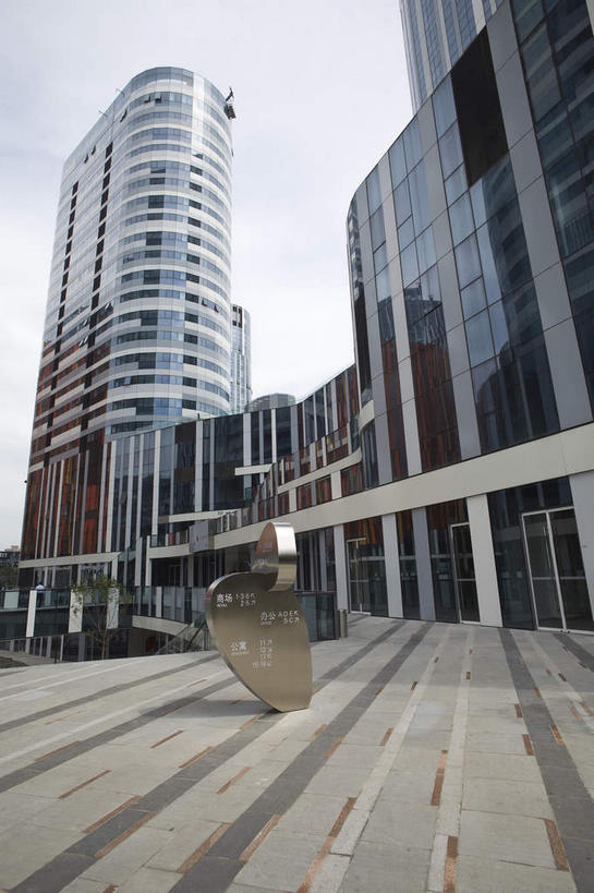 无人,高楼大厦,竖图,室外,白天,仰视,度假,美景,窗户,落地窗,城市风光,城市,大厦,道路,建筑,路,摩天大楼,公路,雕塑,北京,中国,亚洲,一排,许多,阴影,艺术,整齐,装饰,并列,并排,光线,雕刻,雕像,影子,景观,云,云朵,交通,首都,很多,云彩,娱乐,建设,玻璃窗,排列,蓝色,白云,蓝天,天空,阳光,工艺品,天,享受,休闲,景色,放松,晴朗,纪念,美术,队列,主题,平行,陈列,玻璃幕墙,东亚,中华人民共和国,北京市,京,北平,华北地区,朝阳区,功能,美学,晴空,马路,彩图,低角度拍摄,大楼,高层建筑,高楼,摩天楼,三里屯,三里屯酒吧街