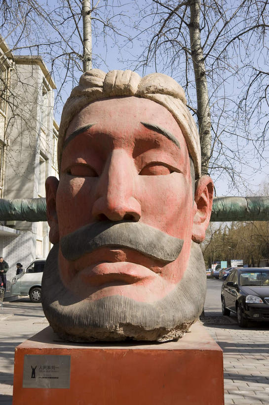 东方人,脸,头,脸颊,胡须,一个人,无人,家,笑,微笑,露齿笑,竖图,室外,白天,正面,度假,美景,植物,城市风光,城市,雕塑,北京,中国,亚洲,仅一个男性,仅一个人,仅一个中年男性,阴影,艺术,装饰,光线,雕刻,雕像,头巾,头饰,影子,房屋,屋子,景观,首都,注视,黄种人,娱乐,楼房,住宅,树,树木,一个,蓝色,绿色,蓝天,天空,阳光,自然,发饰,工艺品,天,观察,看,享受,休闲,景色,放松,生长,晴朗,单个,成长,观看,纪念,美术,察看,关注,主题,陈列,东亚,万里无云,中华人民共和国,北京市,京,北平,华北地区,朝阳区,功能,美学,男人,男性,中年男性,亚洲人,头部,胡子,络腮胡,脸部,脸蛋,面部,晴空,晴空万里,半身,彩图,房子,798艺术区,北京798艺术区,大山子,大山子艺术区,酒仙桥街道