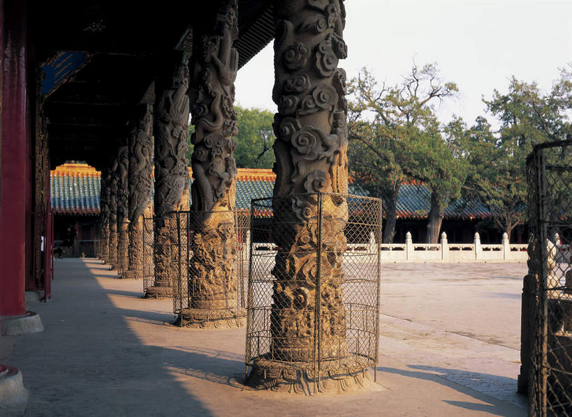 无人,栏杆,横图,室外,白天,正面,旅游,度假,绘画,名胜古迹,标志建筑,地标,建筑,雕塑,孔庙,中国,亚洲,一排,许多,阴影,遗迹,艺术,整齐,装饰,光线,雕刻,雕像,浮雕,影子,柱子,围栏,很多,古迹,文化,文物,娱乐,建设,古建筑,山东,护栏,排列,天空,阳光,工艺品,天,享受,休闲,旅游胜地,放松,纪念,美术,队列,主题,陈列,古文明,东亚,曲阜,曲阜市,山东省,中华人民共和国,华东地区,功能,美学,鲁,画画,彩图,本庙,浅浮雕