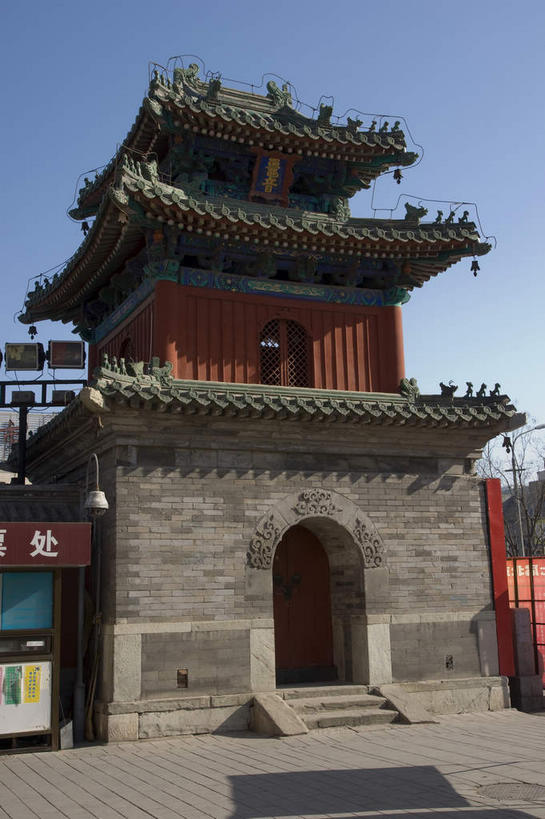 无人,博物馆,寺庙,竖图,室外,白天,仰视,旅游,度假,名胜古迹,树林,植物,标志建筑,道路,地标,建筑,路,公路,北京,中国,亚洲,阴影,节日,研究,遗迹,光线,瓦片,影子,墙,屋檐,拱门,交通,首都,教育,古迹,文化,文物,娱乐,建设,古建筑,檐,墙壁,墙面,树,树木,蓝色,绿色,蓝天,天空,阳光,自然,庙宇,天,祈祷,享受,休闲,健康,旅游胜地,放松,许愿,宗教,佛教,信仰,生长,晴朗,成长,纪念,展览,祈求,欣赏,陈列,古文明,东亚,万里无云,中华人民共和国,北京市,京,北平,华北地区,朝阳区,释教,东岳庙,典藏,平安,晴空,晴空万里,马路,彩图,低角度拍摄,庙,寺,北京民俗博物馆,飞檐