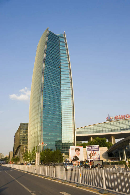 无人,高楼大厦,栏杆,竖图,室外,白天,仰视,度假,美景,窗户,落地窗,城市风光,城市,大厦,道路,建筑,路,摩天大楼,公路,北京,中国,亚洲,一排,许多,阴影,整齐,并列,并排,光线,影子,景观,云,云朵,围栏,交通,首都,很多,云彩,娱乐,建设,护栏,玻璃窗,排列,蓝色,白云,倒影,蓝天,天空,阳光,天,享受,休闲,景色,放松,晴朗,倒映,队列,平行,玻璃幕墙,东亚,海淀区,中关村,中华人民共和国,北京市,京,北平,华北地区,反照,晴空,马路,彩图,低角度拍摄,大楼,高层建筑,高楼,摩天楼,中关村大街,中关村广场购物中心