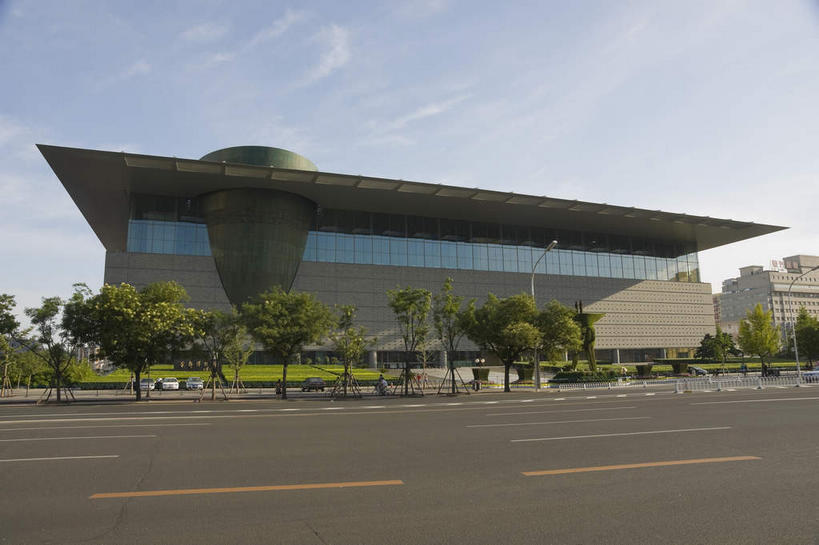 无人,博物馆,横图,室外,白天,仰视,旅游,度假,植物,窗户,标志建筑,道路,地标,建筑,路,公路,北京,中国,亚洲,阴影,环保,研究,光线,影子,墙,云,云朵,分界线,防护,停车线,交通,首都,教育,云彩,娱乐,建设,玻璃窗,墙壁,墙面,树,树木,蓝色,绿色,白云,蓝天,天空,阳光,自然,天,享受,休闲,旅游胜地,放松,生长,晴朗,成长,展览,车行道,车行道分界线,美好,美妙,欣赏,标线,间隔,陈列,长安街,东亚,车行线,中华人民共和国,北京市,京,北平,华北地区,美观,雅观,典藏,绿篱,生篱,树篱,植篱,晴空,马路,彩图,低角度拍摄,神州第一街,首都博物馆,首都博物馆新馆