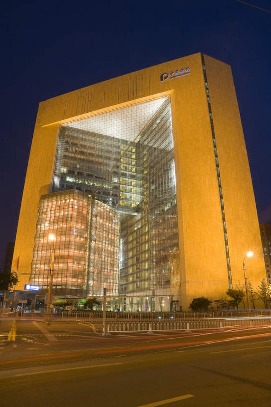 无人,高楼大厦,竖图,室外,夜晚,正面,度假,美景,窗户,落地窗,城市风光,城市,大厦,道路,建筑,路,路灯,摩天大楼,夜景,公路,照明,北京,中国,亚洲,一排,许多,整齐,并列,并排,景观,灯光,交通,首都,很多,娱乐,建设,玻璃窗,灯,排列,蓝色,倒影,蓝天,天空,天,享受,休闲,景色,放松,照亮,倒映,照明设备,队列,平行,玻璃幕墙,东亚,中华人民共和国,东城区,北京市,京,北平,华北地区,朝阳区,反照,马路,彩图,大楼,高层建筑,高楼,摩天楼,东直门南大街,保利大厦,北京保利大厦