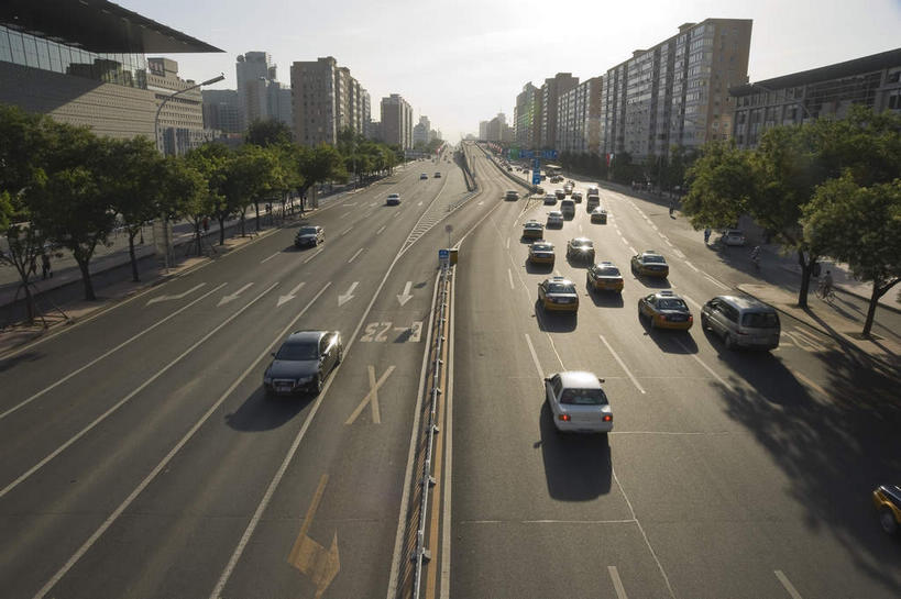 无人,家,横图,俯视,室外,白天,旅游,度假,美景,树林,植物,窗户,城市风光,城市,道路,建筑,路,公路,汽车,北京,中国,亚洲,许多,阴影,光线,影子,房屋,墙,屋子,景观,公寓,分界线,停车线,交通,首都,很多,娱乐,建设,洋房,楼房,玻璃窗,墙壁,墙面,住宅,车,树,树木,蓝色,绿色,蓝天,天空,阳光,自然,交通工具,轿车,天,享受,休闲,景色,放松,生长,晴朗,成长,车行道,车行道分界线,载具,标线,长安街,东亚,车行线,万里无云,中华人民共和国,北京市,京,北平,华北地区,晴空,晴空万里,马路,彩图,高角度拍摄,房子,神州第一街