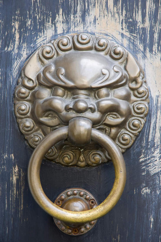 无人,竖图,室内,特写,白天,正面,旅游,度假,绘画,名胜古迹,门,标志建筑,地标,建筑,静物,金属制品,雕塑,上海,中国,亚洲,遗迹,艺术,装饰,金属,雕刻,雕像,浮雕,古迹,文化,文物,娱乐,门环,建设,古建筑,工艺品,门框,豫园,享受,休闲,旅游胜地,放松,纪念,美术,申,主题,陈列,黄浦区,古文明,东亚,上海市,中华人民共和国,沪,华东地区,功能,美学,画画,彩图,浅浮雕,辅首衔环,门饰,铺首