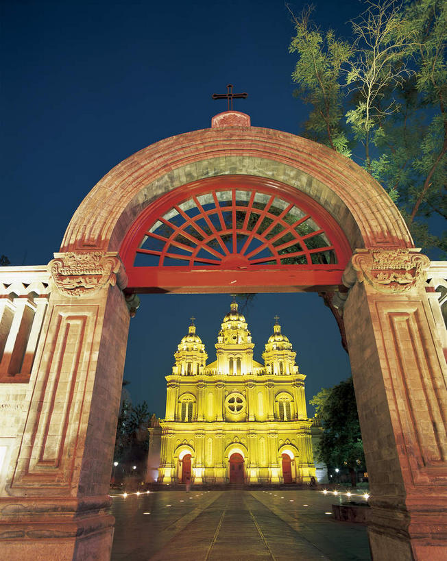 无人,教堂,竖图,彩色,室外,夜晚,仰视,旅游,度假,名胜古迹,树林,植物,标志建筑,地标,建筑,霓虹灯,北京,中国,亚洲,阴影,节日,遗迹,光线,影子,墙,拱门,灯光,七彩,首都,古迹,文化,文物,娱乐,光源,建设,古建筑,霓虹,墙壁,墙面,灯,树,树木,蓝色,绿色,蓝天,天空,自然,王府井,天,祈祷,享受,休闲,健康,旅游胜地,放松,许愿,宗教,信仰,生长,成长,纪念,祈求,基督教,照明设备,天主教,信念,古文明,东亚,中华人民共和国,东城区,北京市,京,北平,华北地区,氖灯,王府井大街,平安,彩图,低角度拍摄,大教堂,礼拜堂,东堂,王府井天主堂,东城