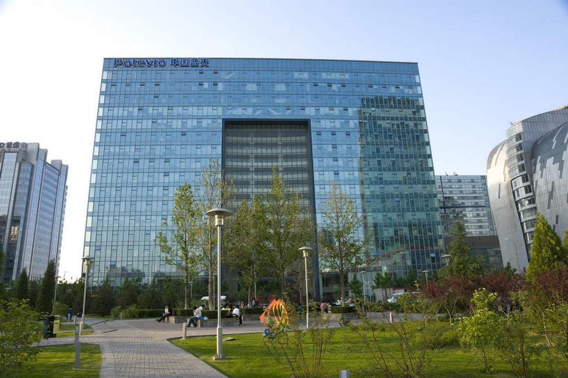 无人,高楼大厦,横图,室外,白天,仰视,度假,草地,草坪,美景,植物,窗户,落地窗,城市风光,城市,大厦,建筑,路灯,摩天大楼,照明,北京,中国,亚洲,一排,许多,阴影,整齐,并列,并排,光线,影子,景观,灯光,首都,很多,娱乐,建设,玻璃窗,灯,草,树,树木,排列,蓝色,绿色,倒影,蓝天,天空,阳光,自然,天,享受,休闲,景色,放松,生长,晴朗,成长,照亮,倒映,照明设备,队列,平行,玻璃幕墙,东亚,海淀区,中关村,万里无云,中华人民共和国,北京市,京,北平,华北地区,反照,晴空,晴空万里,彩图,低角度拍摄,大楼,高层建筑,高楼,摩天楼,中关村大街,中关村广场购物中心