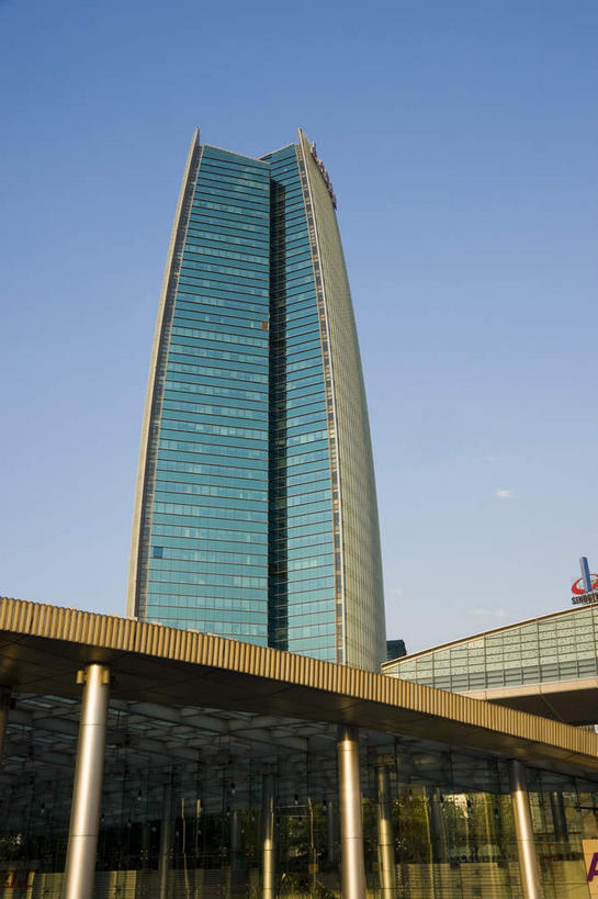 无人,高楼大厦,竖图,室外,白天,仰视,度假,美景,窗户,落地窗,城市风光,城市,大厦,建筑,摩天大楼,北京,中国,亚洲,一排,许多,阴影,整齐,并列,并排,光线,影子,柱子,景观,首都,很多,娱乐,建设,玻璃窗,排列,蓝色,倒影,蓝天,天空,阳光,天,享受,休闲,景色,放松,晴朗,倒映,队列,平行,玻璃幕墙,东亚,海淀区,中关村,万里无云,中华人民共和国,北京市,京,北平,华北地区,反照,晴空,晴空万里,彩图,低角度拍摄,大楼,高层建筑,高楼,摩天楼,中关村大街,中关村广场购物中心