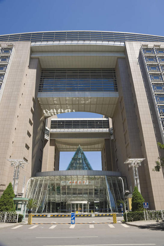 无人,高楼大厦,竖图,室外,白天,仰视,度假,美景,植物,窗户,落地窗,城市风光,城市,大厦,道路,建筑,路,摩天大楼,公路,北京,中国,亚洲,一排,许多,阴影,整齐,并列,并排,光线,影子,景观,交通,首都,很多,娱乐,建设,玻璃窗,树,树木,排列,蓝色,绿色,蓝天,天空,阳光,自然,天,享受,休闲,景色,放松,生长,晴朗,成长,队列,平行,玻璃幕墙,东亚,万里无云,中华人民共和国,北京市,京,北平,华北地区,西城区,晴空,晴空万里,马路,彩图,低角度拍摄,大楼,高层建筑,高楼,摩天楼,复兴门,复兴门内大街,泰康人寿大厦