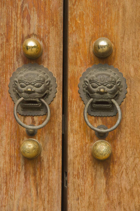 无人,寺庙,竖图,室外,特写,白天,正面,旅游,度假,名胜古迹,门,标志建筑,地标,建筑,静物,上海,中国,亚洲,节日,遗迹,装饰,古迹,文化,文物,娱乐,门环,建设,古建筑,南京西路,门框,庙宇,祈祷,享受,休闲,健康,旅游胜地,放松,许愿,宗教,佛教,信仰,纪念,静安寺,华丽,修饰,祈求,点缀,申,古文明,东亚,静安区,上海市,中华人民共和国,沪,华东地区,衬托,美观,雅致,雅观,释教,平安,彩图,庙,寺,静安古寺,加固,门钉,辅首衔环,门饰,铺首