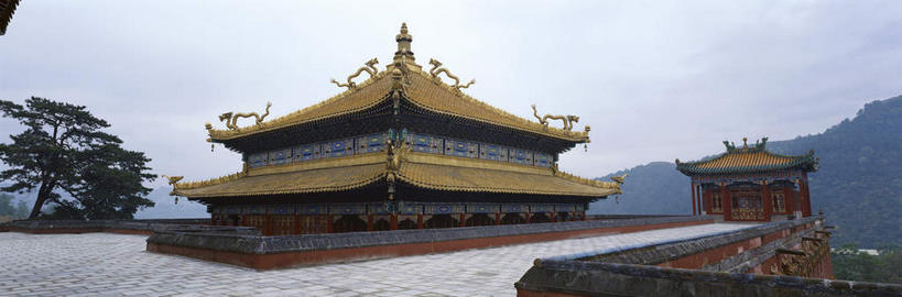 无人,宫殿,栏杆,横图,全景,室外,白天,仰视,旅游,度假,名胜古迹,树林,天际线,植物,窗户,标志建筑,道路,地标,建筑,路,雕塑,避暑山庄,中国,亚洲,遗迹,艺术,装饰,雕刻,雕像,瓦片,墙,屋檐,乌云,云,阴天,云朵,围栏,小路,交通,云彩,古迹,文物,娱乐,建设,古建筑,护栏,檐,玻璃窗,墙壁,墙面,石板路,树,树木,绿色,天空,自然,工艺品,天,享受,休闲,旅游胜地,放松,生长,成长,纪念,美术,宫廷,昏暗,阴沉,主题,陈列,古文明,东亚,中华人民共和国,华北地区,功能,美学,河北,河北省,冀,承德,承德市,王宫,彩图,低角度拍摄,皇宫,承德避暑山庄,飞檐,班禅行宫,承德离宫,热河行宫