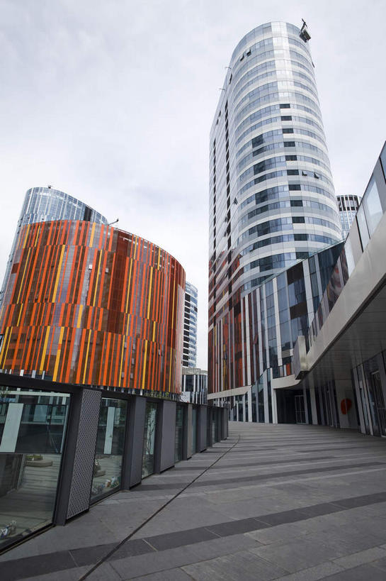 无人,高楼大厦,竖图,室外,白天,仰视,度假,美景,窗户,落地窗,城市风光,标志建筑,城市,大厦,道路,地标,建筑,路,摩天大楼,公路,北京,中国,亚洲,一排,许多,阴影,整齐,并列,并排,光线,影子,景观,云,云朵,交通,首都,很多,云彩,娱乐,建设,玻璃窗,排列,蓝色,白云,蓝天,天空,阳光,天,享受,休闲,景色,放松,晴朗,队列,平行,玻璃幕墙,东亚,中华人民共和国,北京市,京,北平,华北地区,朝阳区,晴空,马路,彩图,低角度拍摄,大楼,高层建筑,高楼,摩天楼,三里屯,三里屯酒吧街,三里屯SOHO