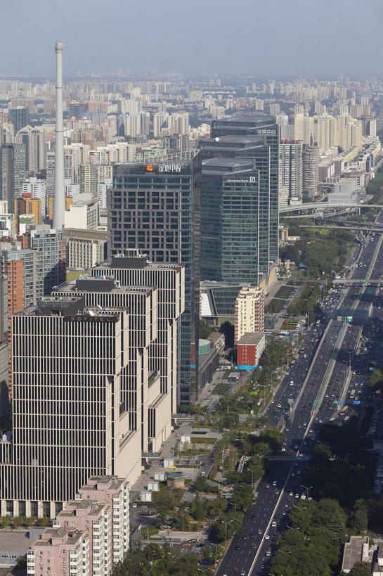 无人,高楼大厦,竖图,俯视,航拍,室外,白天,度假,美景,树林,植物,窗户,城市风光,标志建筑,城市,大厦,道路,地标,建筑,路,摩天大楼,公路,汽车,北京,中国,亚洲,阴影,光线,影子,墙,景观,建筑群,交通,首都,娱乐,建设,玻璃窗,墙壁,墙面,车,树,树木,蓝色,绿色,蓝天,天空,阳光,自然,交通工具,轿车,天,享受,休闲,景色,放松,生长,晴朗,成长,鸟瞰,载具,东亚,万里无云,中华人民共和国,北京市,京,北平,华北地区,朝阳区,晴空,晴空万里,马路,彩图,高角度拍摄,大楼,高层建筑,高楼,摩天楼,北京CBD,北京商务中心区,中国北京大北窑,北京CBD万达广场