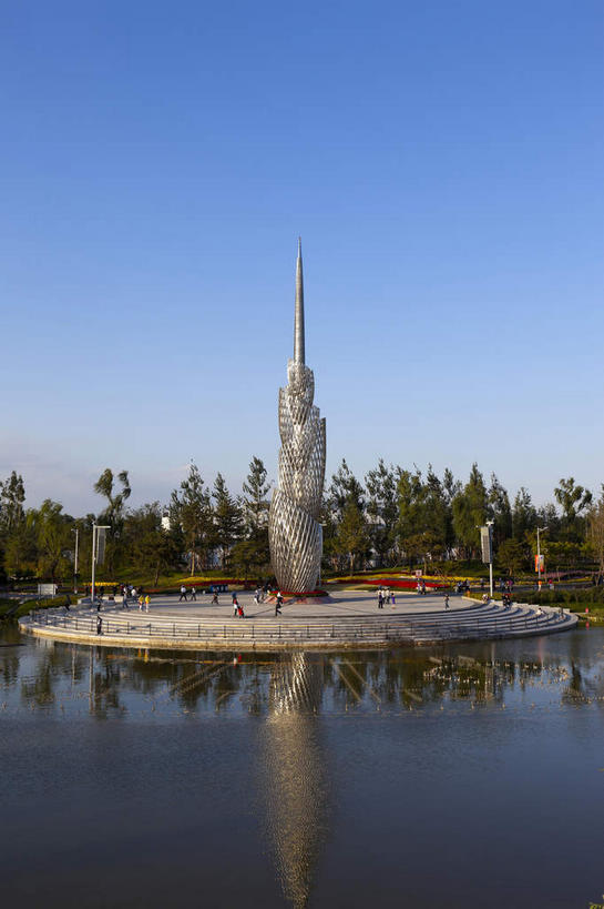 无人,竖图,室外,白天,正面,度假,湖,湖泊,美景,树林,水,植物,城市风光,城市,雕塑,西安,中国,亚洲,阴影,艺术,装饰,光线,雕刻,雕像,影子,湖面,景观,水流,水面,塔,娱乐,树,树木,蓝色,绿色,倒影,蓝天,天空,阳光,自然,工艺品,湖水,天,享受,休闲,景色,放松,生长,晴朗,成长,纪念,展览,美术,倒映,主题,陈列,东亚,陕西,陕西省,西安市,万里无云,中华人民共和国,省会,功能,美学,西北地区,陕,反照,展览会,晴空,晴空万里,彩图,博览会,花博会,中国花卉博览会