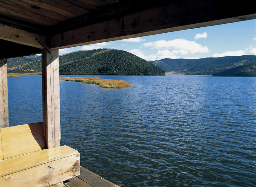 无人,公园,横图,室外,白天,正面,旅游,度假,湖,湖泊,美景,森林,山,山脉,树林,水,植物,香格里拉,中国,亚洲,阴影,光线,影子,柱子,湖面,景观,山峰,水流,水面,云,云朵,山峦,云彩,娱乐,迪庆,云南,树,树木,蓝色,绿色,白云,倒影,蓝天,天空,阳光,自然,湖水,群山,天,享受,休闲,景色,放松,生长,晴朗,成长,倒映,国家公园,自然风光,东亚,中甸,迪庆藏族自治州,云南省,中华人民共和国,西南地区,滇,迪庆州,反照,香格里拉县,普达措国家公园,晴空,彩图,属都岗湖,属都湖