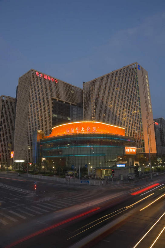 无人,高楼大厦,竖图,彩色,室外,夜晚,长时间曝光,仰视,度假,美景,窗户,城市风光,标志建筑,城市,大厦,道路,地标,建筑,剧院,路,摩天大楼,霓虹灯,人行横道,夜景,公路,汽车,北京,中国,亚洲,阴影,光线,影子,墙,景观,人行道,灯光,七彩,交通,首都,娱乐,光源,建设,霓虹,玻璃窗,墙壁,墙面,车,灯,蓝色,蓝天,天空,交通工具,轿车,天,享受,休闲,景色,放松,照明设备,载具,人行横道线,曝光,东亚,中华人民共和国,北京市,京,北平,华北地区,西城区,氖灯,斑马线,马路,彩图,低角度拍摄,大楼,高层建筑,高楼,剧场,摩天楼,梅兰芳大剧院