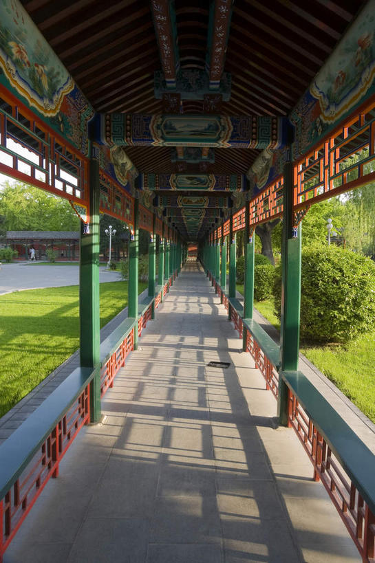 无人,竖图,室外,白天,正面,旅游,度假,草地,草坪,植物,标志建筑,地标,建筑,北京,中国,亚洲,一排,许多,阴影,整齐,光线,影子,柱子,走道,走廊,过道,首都,很多,娱乐,建设,草,树,树木,排列,绿色,阳光,自然,享受,休闲,旅游胜地,放松,生长,成长,队列,东亚,中华人民共和国,北京市,京,北平,华北地区,中山公园,北京中山公园,彩图