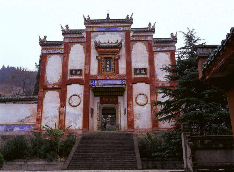 无人,横图,室外,白天,仰视,旅游,度假,名胜古迹,树林,植物,楼梯,门,标志建筑,地标,建筑,中国,亚洲,阴影,遗迹,光线,标志,瓦片,文字,影子,字符,阶梯,墙,屋檐,牌坊,牌楼,古迹,文化,文物,娱乐,标识,建设,古建筑,檐,墙壁,墙面,台阶,树,树木,蓝色,绿色,蓝天,天空,阳光,自然,门框,天,享受,休闲,汉字,旅游胜地,放松,祠堂,生长,晴朗,成长,纪念,祭祀,中文,表彰,荣誉,祠庙,古文明,东亚,湖北,湖北省,万里无云,中华人民共和国,国文,华文,荣耀,华中地区,鄂,宜昌,宜昌市,晴空,晴空万里,彩图,低角度拍摄,秭归,秭归县,传统文化,屈原祠,清烈公祠,茅坪镇,凤凰山古建筑群,飞檐