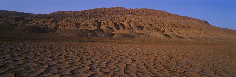 无人,横图,室外,白天,仰视,旅游,度假,美景,沙漠,山,山脉,中国,亚洲,阴影,光线,影子,景观,山峰,山峦,娱乐,蓝色,蓝天,天空,阳光,自然,群山,天,享受,休闲,景色,放松,晴朗,戈壁,自然风光,东亚,戈壁滩,火焰山,吐鲁番,新疆,万里无云,中华人民共和国,新疆维吾尔自治区,西北地区,大漠,砂漠,晴空,晴空万里,彩图,低角度拍摄,火洲,吐鲁番地区,新,戈壁沙漠,瀚海沙漠