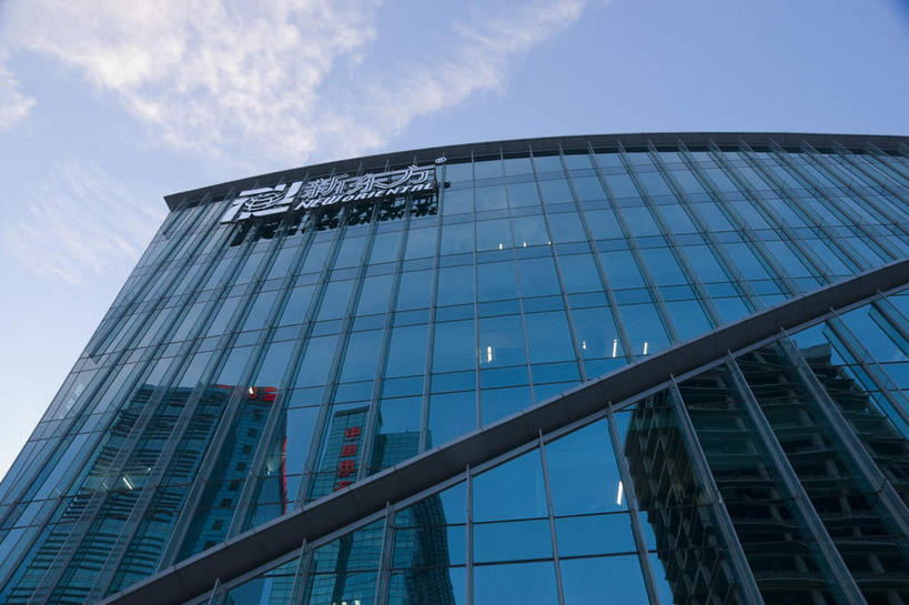 无人,高楼大厦,横图,室外,白天,仰视,度假,美景,窗户,落地窗,城市风光,城市,大厦,建筑,摩天大楼,北京,中国,亚洲,一排,许多,阴影,整齐,并列,并排,光线,标志,文字,影子,字符,景观,云,云朵,首都,很多,云彩,娱乐,标识,建设,玻璃窗,排列,蓝色,白云,蓝天,天空,阳光,天,享受,休闲,汉字,景色,放松,晴朗,队列,中文,平行,玻璃幕墙,东亚,海淀区,中关村,中华人民共和国,北京市,京,北平,华北地区,国文,华文,晴空,彩图,低角度拍摄,大楼,高层建筑,高楼,摩天楼,国家自主创新示范区,中关村科技园,中关村E世界,中关村西区