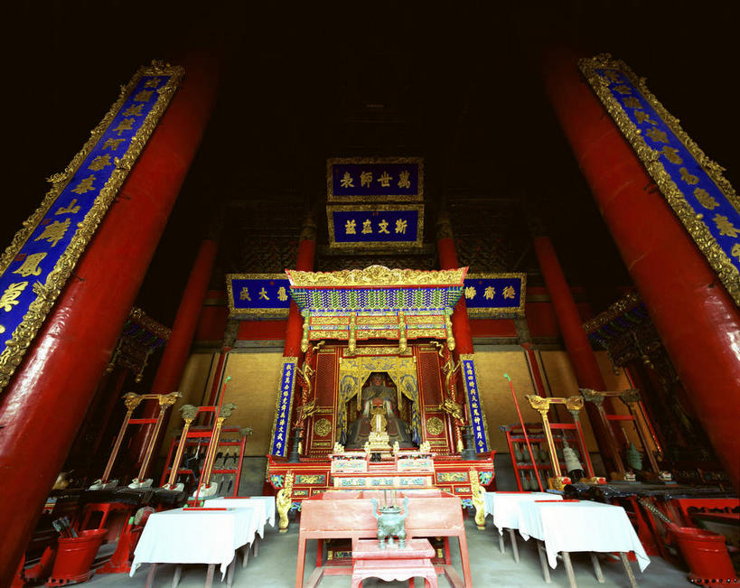 无人,寺庙,宫殿,横图,室内,白天,仰视,旅游,度假,名胜古迹,桌子,标志建筑,地标,建筑,雕塑,孔庙,中国,对联,亚洲,吊挂,悬挂,阴影,节日,遗迹,艺术,装饰,反射,标志,雕刻,雕像,牌匾,文字,香炉,影子,字符,手工艺品,燃烧,挂,古迹,文化,文物,娱乐,标识,建设,古建筑,山东,香火,工艺品,庙宇,祈祷,享受,休闲,健康,汉字,旅游胜地,放松,许愿,宗教,信仰,纪念,祈求,美术,祭奠,祭祀,高雅,宫廷,中国文化,中文,主题,祭坛,陈列,古文明,东亚,曲阜,曲阜市,山东省,中华人民共和国,华东地区,功能,美学,自信心,品位,国文,华文,鲁,王宫,敬拜,平安,彩图,低角度拍摄,皇宫,庙,寺,对子,楹联,本庙,大成殿