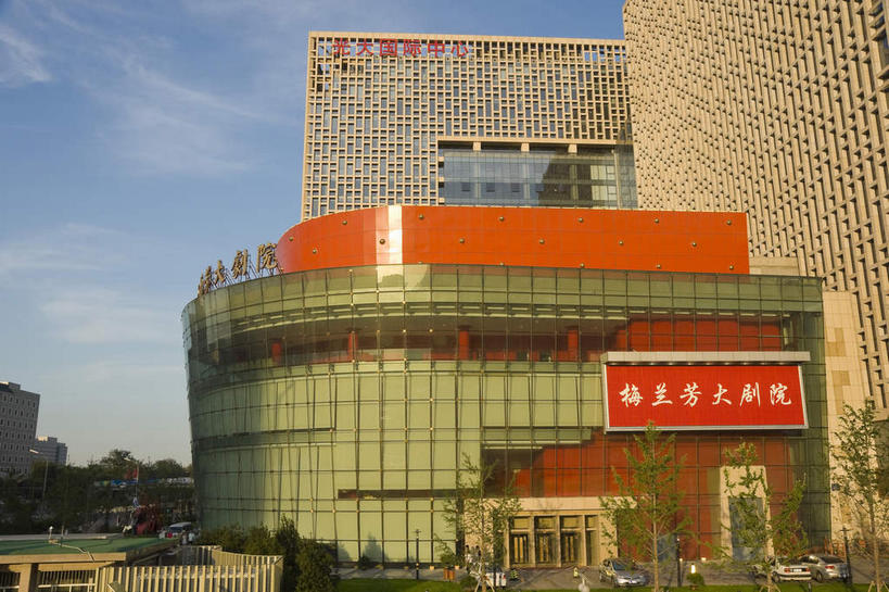 无人,高楼大厦,横图,室外,白天,仰视,度假,美景,树林,植物,窗户,城市风光,标志建筑,城市,大厦,地标,建筑,剧院,摩天大楼,北京,中国,亚洲,一排,许多,阴影,整齐,光线,标志,文字,影子,字符,墙,景观,云,云朵,首都,很多,云彩,娱乐,标识,建设,玻璃窗,墙壁,墙面,树,树木,排列,蓝色,绿色,白云,蓝天,天空,阳光,自然,天,享受,休闲,汉字,景色,放松,生长,晴朗,成长,队列,中文,东亚,中华人民共和国,北京市,京,北平,华北地区,西城区,国文,华文,晴空,彩图,低角度拍摄,大楼,高层建筑,高楼,剧场,摩天楼,梅兰芳大剧院