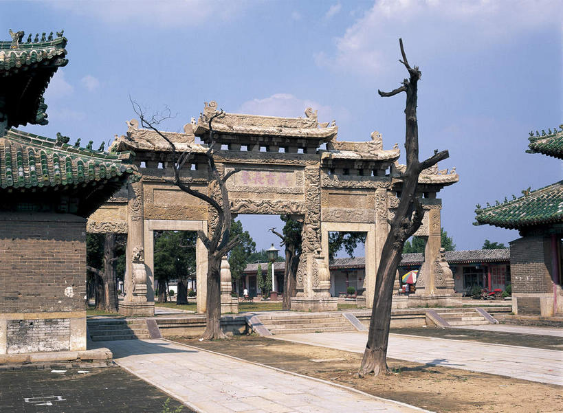 无人,寺庙,横图,室外,白天,正面,旅游,度假,名胜古迹,植物,标志建筑,地标,建筑,孔庙,中国,亚洲,阴影,节日,遗迹,光线,影子,云,云朵,牌坊,牌楼,树桩,燃烧,云彩,古迹,文化,文物,娱乐,建设,古建筑,山东,树,树干,树木,蓝色,绿色,白云,蓝天,天空,阳光,自然,香火,庙宇,天,祈祷,享受,休闲,健康,木桩,旅游胜地,放松,许愿,宗教,信仰,生长,晴朗,成长,纪念,祈求,祭祀,表彰,荣誉,古文明,东亚,曲阜,曲阜市,山东省,中华人民共和国,华东地区,荣耀,鲁,平安,晴空,彩图,庙,寺,本庙,传统文化