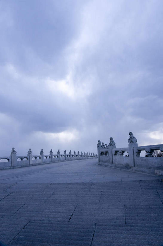 无人,颐和园,宫殿,栏杆,竖图,室外,白天,仰视,旅游,度假,名胜古迹,标志建筑,道路,地标,建筑,路,公路,北京,中国,亚洲,遗迹,栅栏,篱笆,乌云,云,阴天,云朵,围栏,交通,首都,云彩,古迹,文物,娱乐,建设,古建筑,护栏,天空,天,享受,休闲,旅游胜地,放松,昏暗,权利,阴沉,古文明,东亚,海淀区,中华人民共和国,北京市,京,北平,华北地区,皇家园林,清漪园,马路,彩图,低角度拍摄