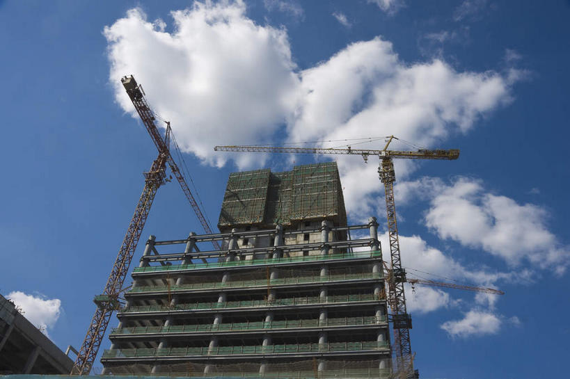 无人,横图,室外,白天,仰视,度假,技术,美景,城市风光,城市,建筑,北京,中国,亚洲,阴影,光线,影子,景观,云,云朵,首都,云彩,娱乐,设备,吊车,施工,蓝色,白云,蓝天,天空,阳光,建筑工地,交通工具,天,享受,休闲,机械,起重机,景色,放松,晴朗,吊机,工程,载具,东亚,中华人民共和国,东城区,北京市,京,北平,华北地区,朝阳区,地盘,建筑地盘,施工地盘,工作车,施工车,汽车吊,晴空,彩图,低角度拍摄,工地,东直门外大街