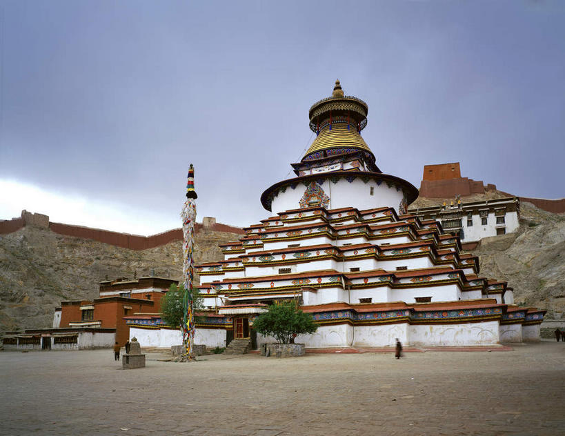 无人,寺庙,横图,室外,白天,仰视,旅游,度假,名胜古迹,山,山脉,树林,植物,标志建筑,地标,建筑,中国,亚洲,节日,遗迹,墙,屋顶,山峰,乌云,云,阴天,云朵,山峦,云彩,顶棚,古迹,文化,文物,娱乐,建设,古建筑,西藏,墙壁,墙面,树,树木,绿色,天空,自然,庙宇,群山,天,祈祷,享受,休闲,健康,旅游胜地,放松,许愿,宗教,佛教,信仰,生长,成长,纪念,祈求,昏暗,阴沉,藏,古文明,东亚,西藏自治区,喇嘛教,藏传佛教,日喀则,日喀则市,中华人民共和国,白居寺,西南地区,释教,江孜,江孜县,平安,彩图,低角度拍摄,庙,寺,江孜镇,班廓德庆,吉祥轮大乐寺,吉祥轮寺,江孜白居寺,藏语系佛教,西藏佛教